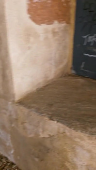 Großer Kerl in Einem Verlassenen Haus