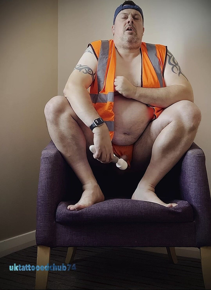 uktattooedchub74: İnşaat işçisi öğle yemeği keyfi yapıyor