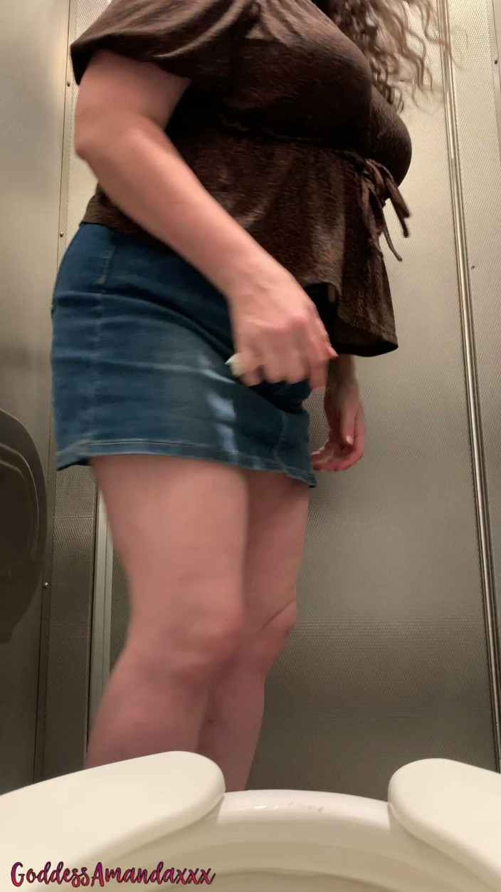 Goddess Amanda: Peeing in Short Skirt &amp; No Panties