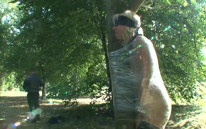BDSM Deutschland: Seks threesome bdsm di luar ruangan