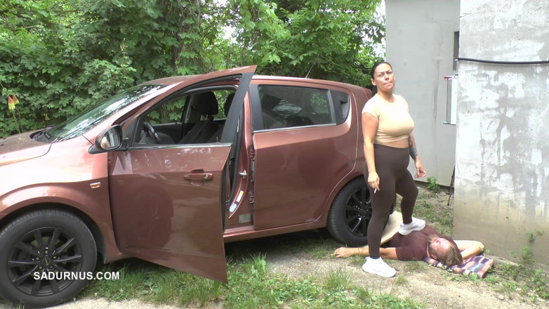 Sadurnus: La Padrona Jenna Sta Sulla Schiava Con La Macchina Mentre...
