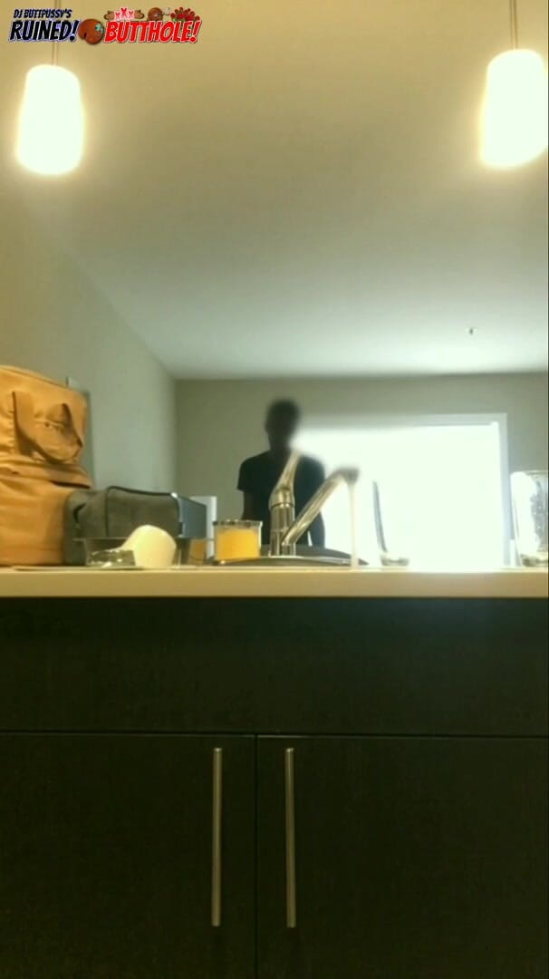 Ass Monkey: Limpiando con el culo fuera como una buena perra - protagonizada...