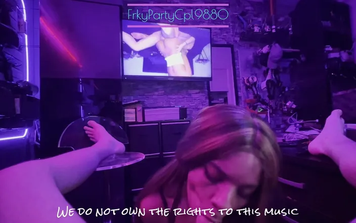 FrkyPartyCpl9880: Nadia dává hlavu v kanceláři, zatímco jsem sledoval naše video
