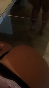 Saya mengupah si rambut coklat keldai besar untuk datang ke flat saya
