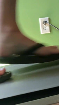 Piedi in infradito sul tapis roulant - I piedi di Ivys