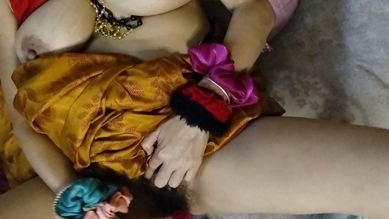 Xoxo Times: Bhabhi ha inserito un sex toy nella figa e ha...