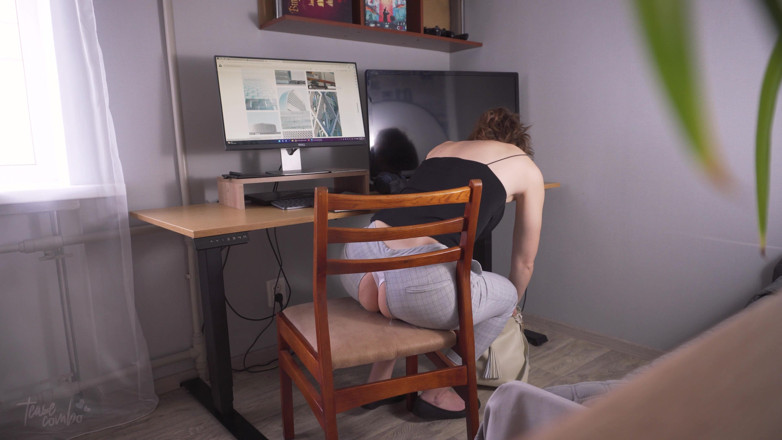 Teasecombo 4K: Kamera zachytila sexy kolegu, jak pracuje v roztrhaných kalhotách