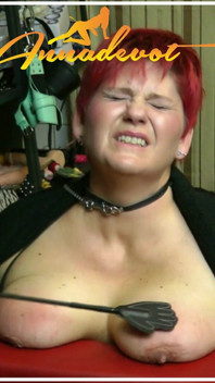 Devo Mettere Le Mie Grandi Tette Naturali BBW Su Un Sex Buck BDSM E Poi Lui Mi Dà Sculacciate Su Tette E Capezzoli.