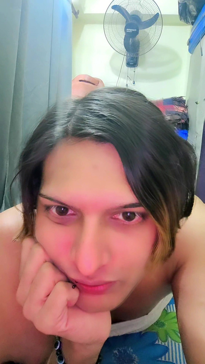 Zoyasazadai: Zoya Shezadi 인도 CD 드레스 오늘 나는 흰색 수건을 입고 밤새 즐기고 있기 때문에 샤워를 기다리고 있어