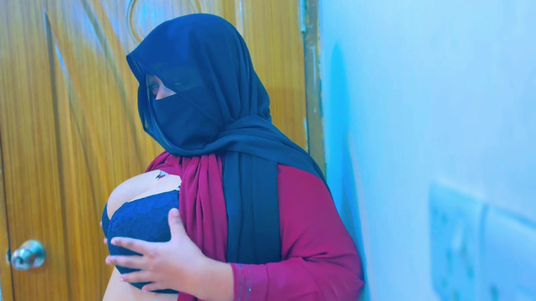 Aria Mia: Mısırlı ateşli hizmetçi süper azgın oluyor ve ofis odasında mastürbasyon...