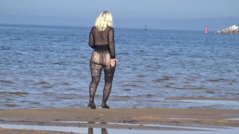 RedRoseRus: Pantai Laut - Gadis Nilon