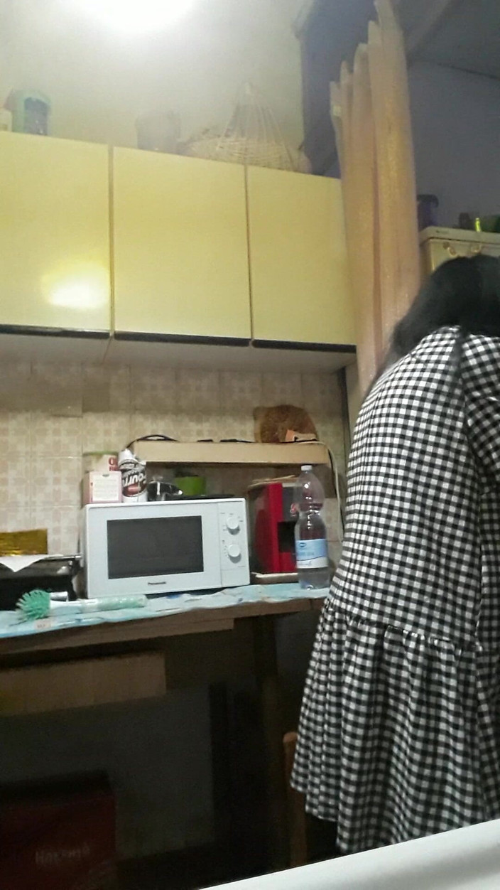 WEBREGINETTA2023: चूत में ब्रश के साथ रसोई में गृहिणी