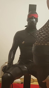 Golden Shower tôn sùng - nô lệ cao su già domme drenches