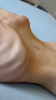 Kaslı formda sıska orta yaşlı seksi kadın ile abs ibadeti