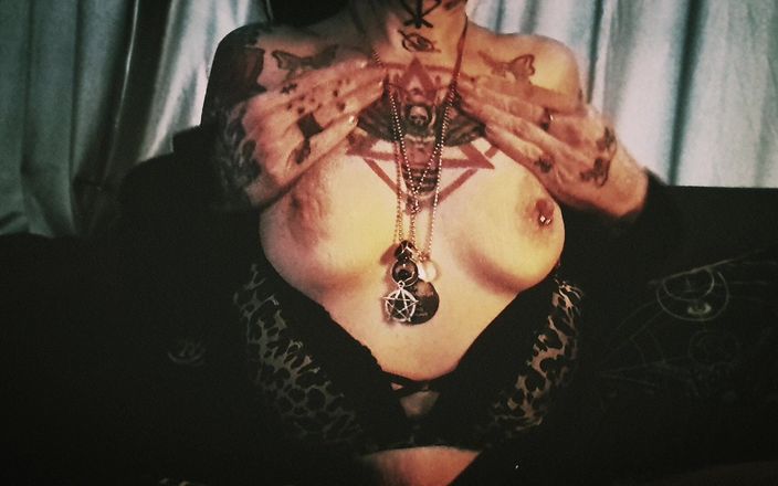 Sex Addicts: मेरे टैटू वाले स्तनों के साथ खेलना