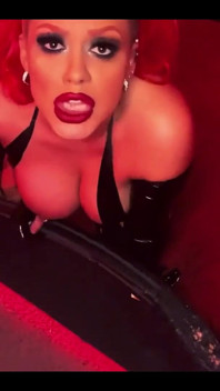 Mme Red X la salope à sperme supplie pour du sperme démon