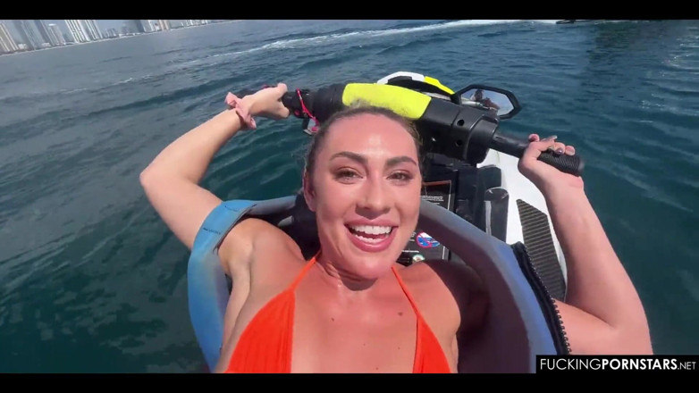 Maximo Garcia: Jetski POV futai cu Wild Mackenzie Mace și Paznici acvatici. Îmi place...