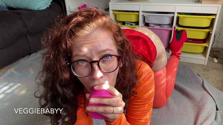 Veggiebabyy: Subby Velma - Blowjob Selamba dan Menunggang Dildo