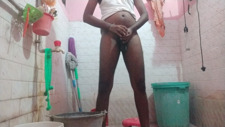 Tamil 10 inches BBC: Kamar mandi desi