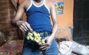 Indian desi boy: Garoto faz xixi com uvas, mijo, masturba prazer sozinho em...