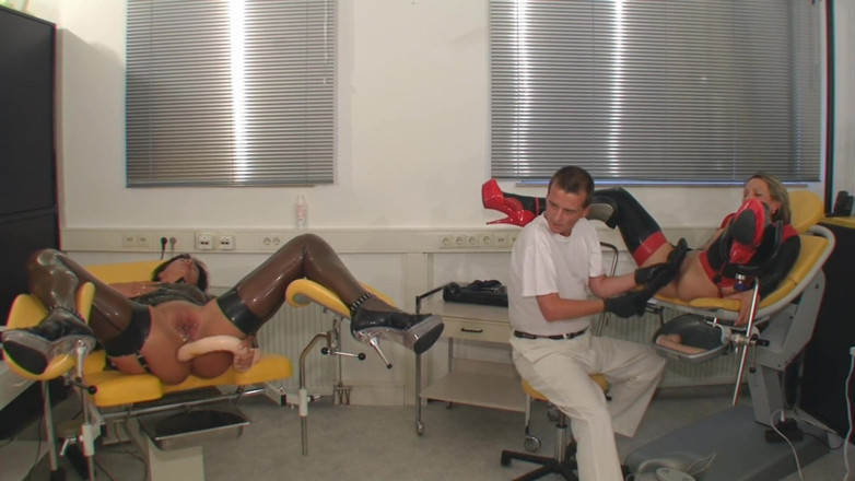 Rubber & Clinic Studio - 1ATOYS: 2 гумові повії - фістинг веселощі на гінекологічних столах