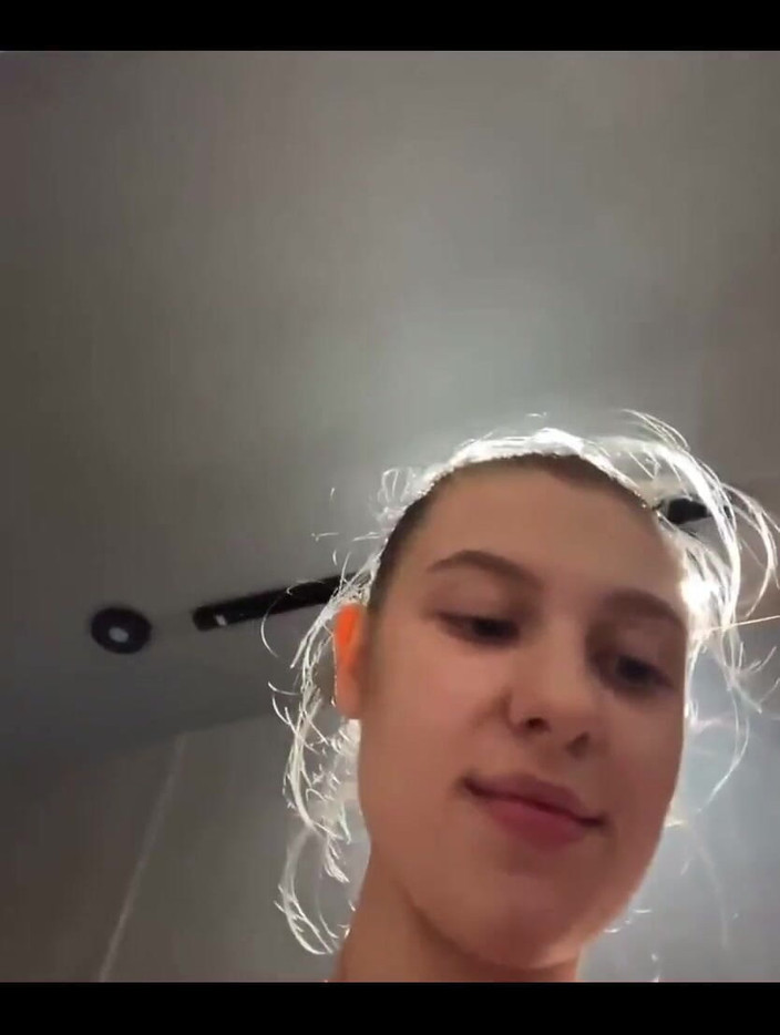 JuiceLussie: देखो मेरे स्तन कैसे हिलाते हैं जबकि मुझे बड़े लंड द्वारा चोदा जा रहा है