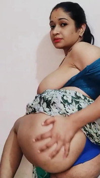 Urfi bhabhi móc cua âm hộ đầy lông với loại bỏ saree