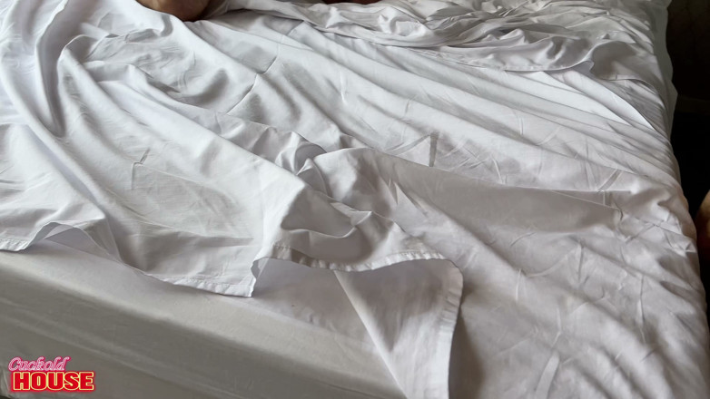 CuckoldHouse: La fidanzata infedele va tutta in un'orgia e fa sesso...