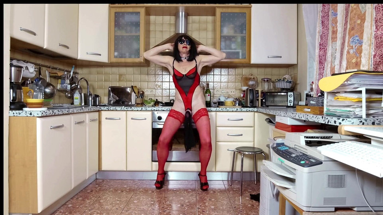 Sissy Cummy Lingerie: 米歇尔下班后做晚饭，同时用脱衣舞表演取悦观众