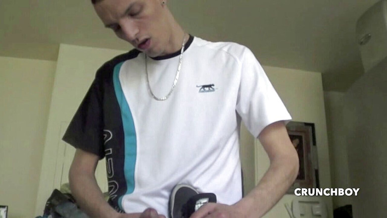 Raw French Bad boys: Asiatisk slampa knullad av sneakers av badboy master