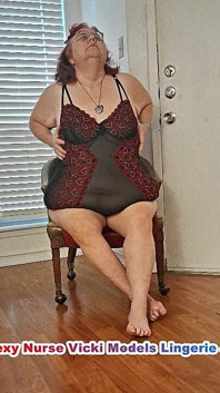 Asistentă roșcată matură mare și frumoasă Vicki Models în lenjerie