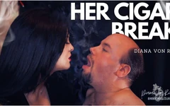 Hennes cigarrpaus - röker i latexkattdräkt och Louboutins