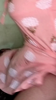 Bhabhi tertangkap abang ipar melancap batang besarnya di dalam selimut