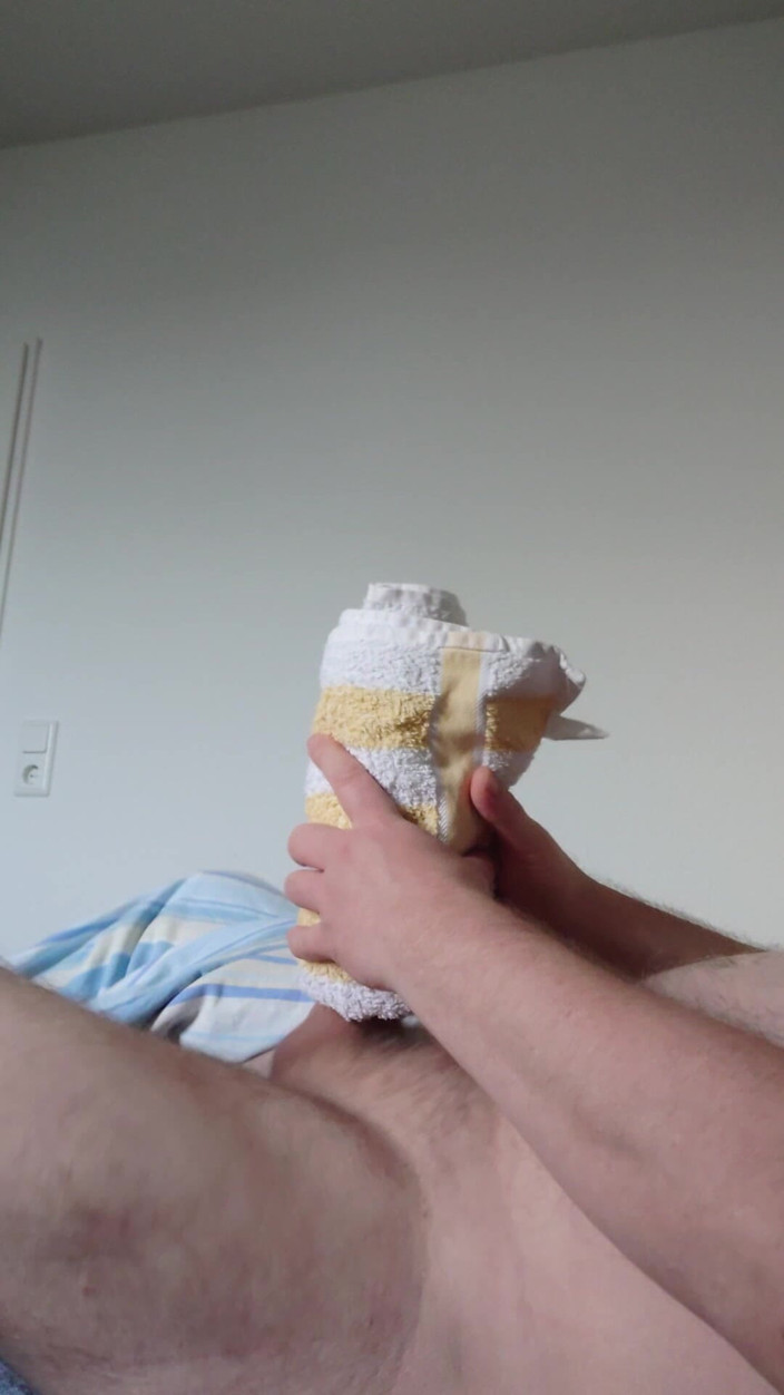 Carmen_Nylonjunge: Petit Sexe S’amuse Avec La Serviette