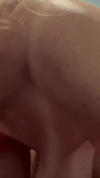 Stiefmutter schwiegermutter sperrt mich in ihrem zimmer und lutscht mich, bis ich meine ladung in ihre kehle blase!