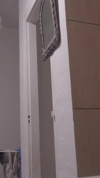 Min styvsyster i gula diskhandskar tar ett bad med en dildo och massor av vitt skum och tvål