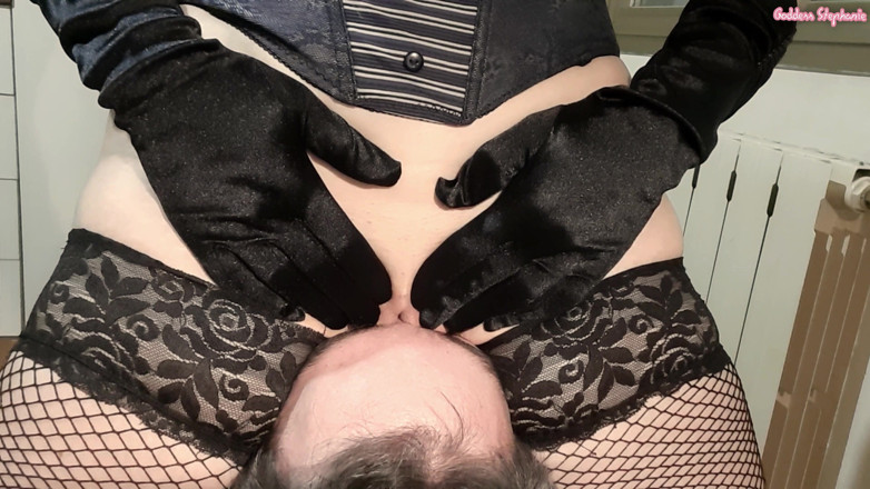 goddess82: Mon esclave est laissé haletant pour prendre de l’air pendant...