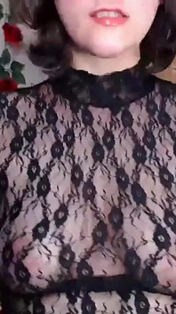 Brunetă în blută sexy din dantelă strâmtă