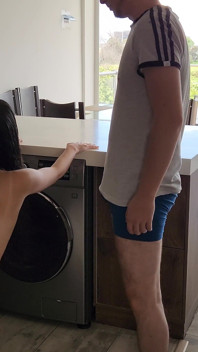 彼の義理の妹は洗濯機の助けを必要とし、彼は彼女が服を脱ぐのを手伝い、彼女のタイトなジーンズをファックします