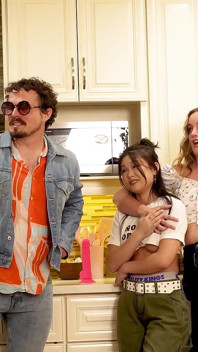 Charlie Forde, Robby Apples, Lulu Chu'nun yer aldığı time traveller'ın yarağı