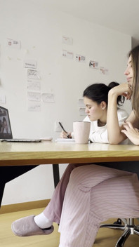 Due ragazze si toccano durante una videochiamata senza che nessuno se ne accorgesse