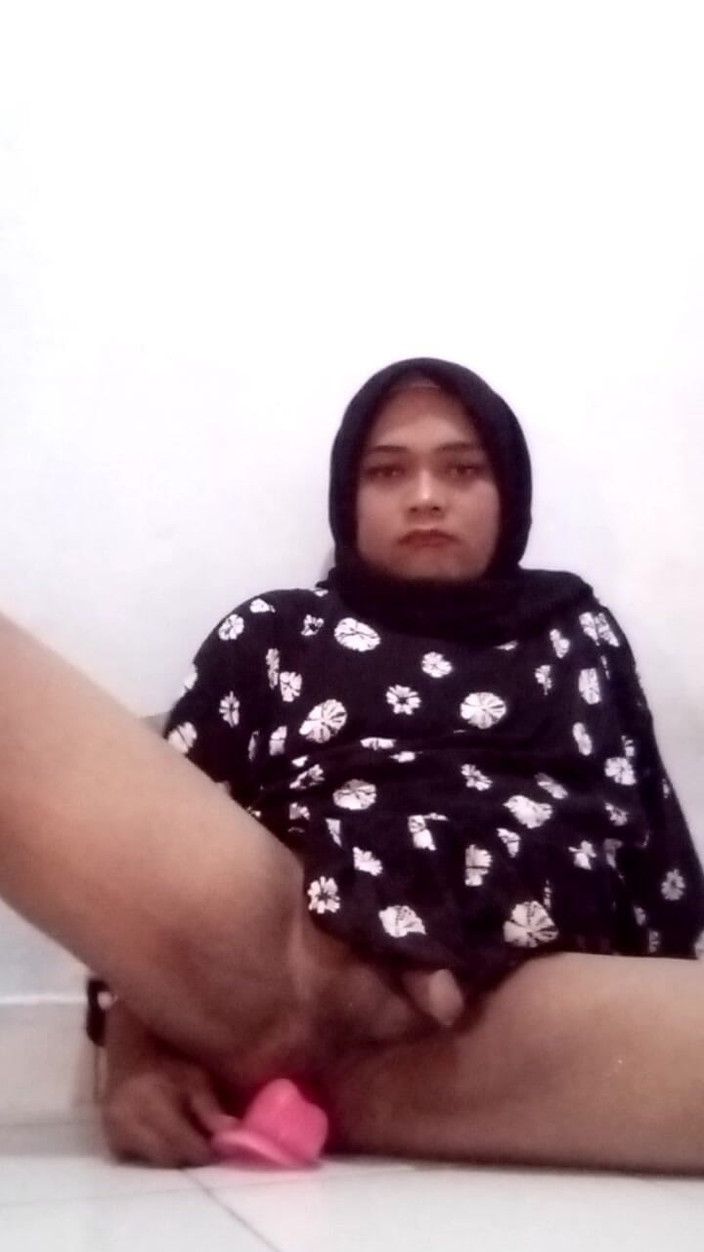 Ivvy Crossdresser: Il travestito hijab realizza la vostra fantasia.