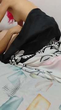 Pembe Saçlı Olgun Kadın Bir Evli Adamın Penisini Emiyor ve Biniyor