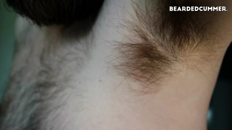 Beardedcummer: Chlupaté jámy, hruď, vousy a bradavky si hrají