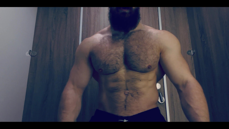 Mister Stone: कठिन सांस लेना, musculine scent, उभार वाली नसें और मांसपेशियों