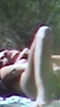Amatérka při nudistickém opalování pokrytá
