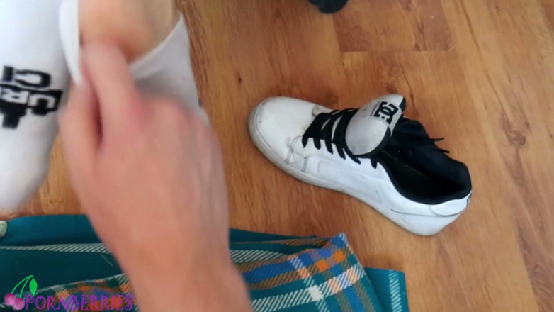 Ethan Alex: Footjob obligatoire par un twink patineur tapé