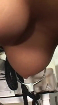 Une MILF blonde mature se fait punir profondément dans le cul, bondage