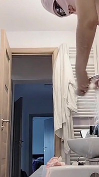 Latina s velkým zadkem, Chlupatá kundička, Velká prsa, Velký zadek. Nadržená MILFka se svléká a masturbuje se sténáním.