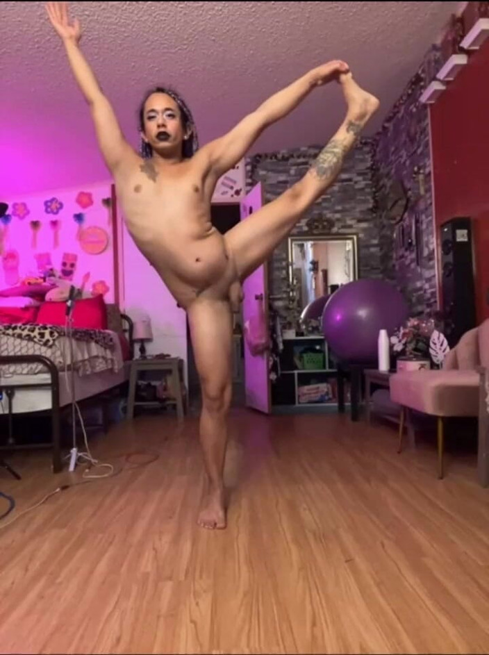 TSJade95: Nackt und dehnen